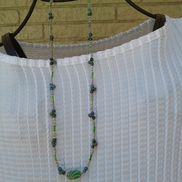 Green beaded necklace. - Picture 2 of 4
